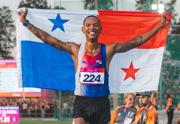 El atleta Diddier Rodríguez levanta la Bandera de Panamá luego de ganar la medalla de oro en los 3 mil metros con obstáculos del atletismo en los Juegos Suramericanos. Foto: COP
