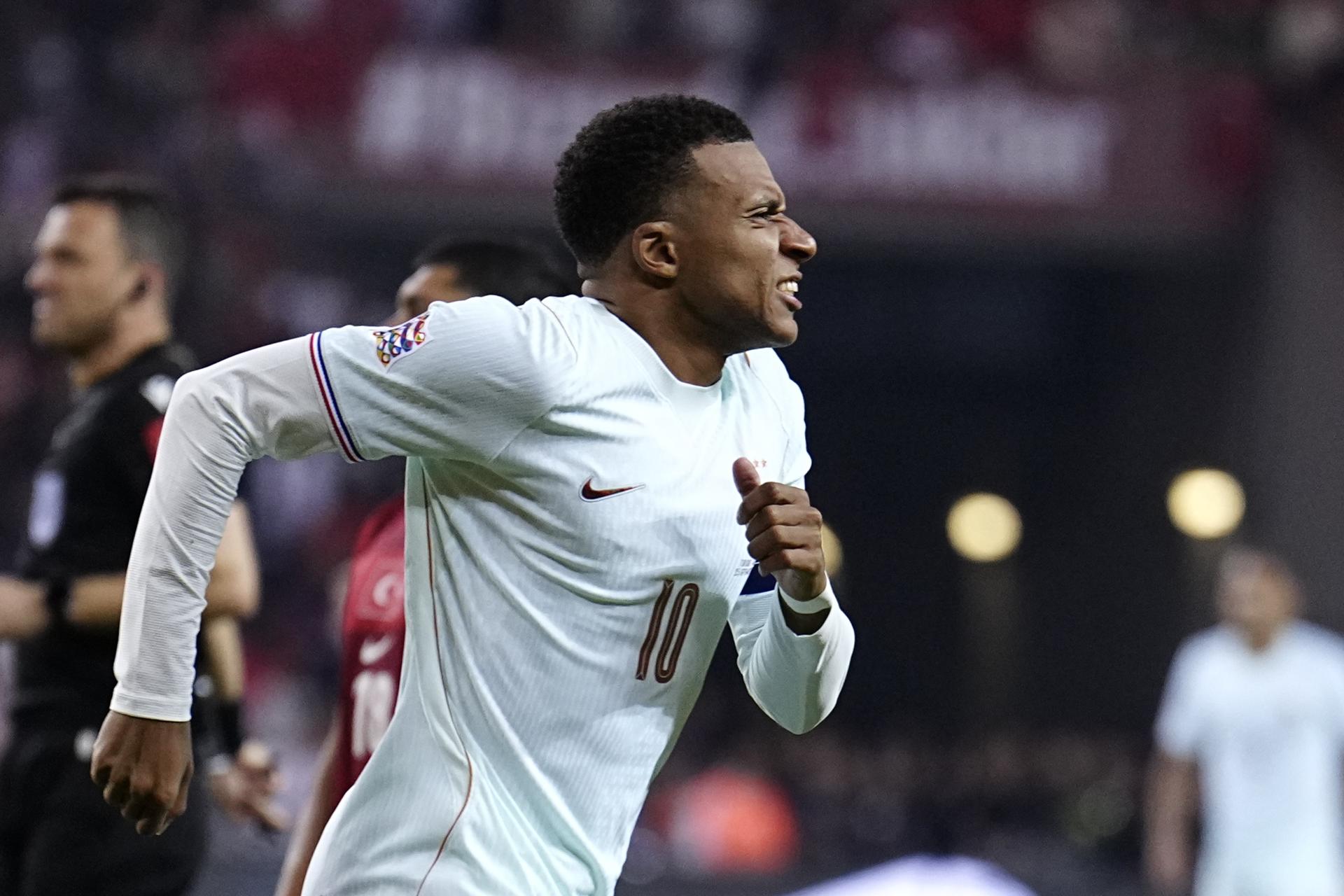 Mbappé, otra vez lesionado: su rodilla izquierda vuelve a preocupar. / Foto: EFE