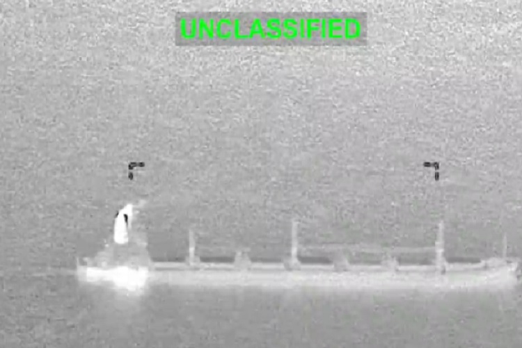El gran buque de carga intentaba transitar por aguas regionales después de haber partido previamente de un puerto iraní. Foto. @CENTCOM