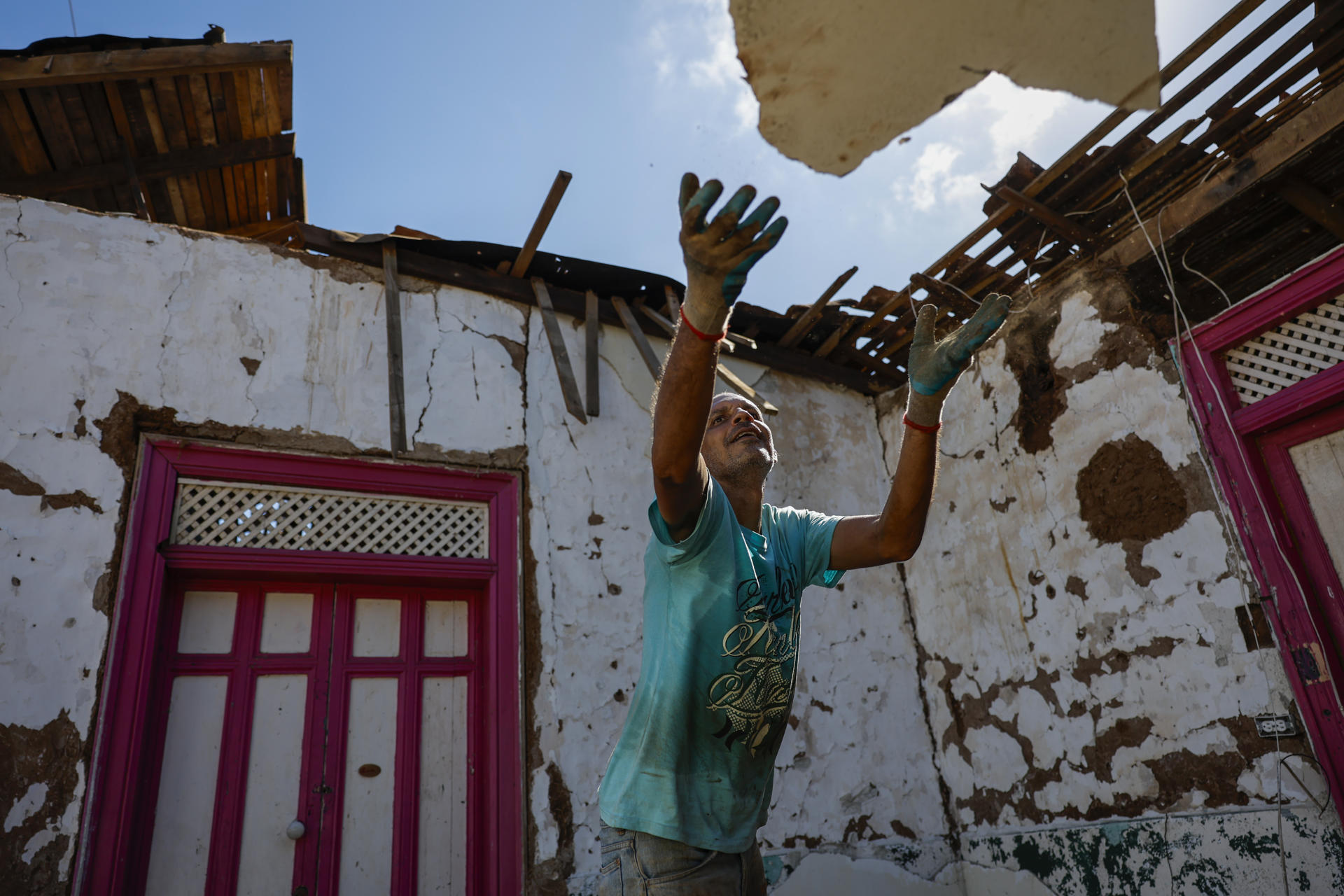 Un hombre trabaja en la demolición de una casa de quincha, luego del terremoto de magnitud 7,7 en La Villa de Los Santos. /Foto: EFE