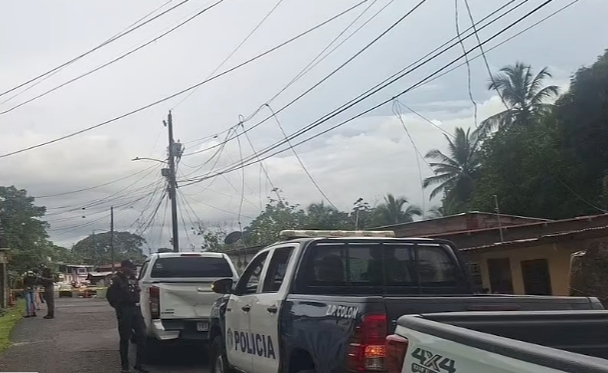 Unidades de la Policía Nacional acudieron a la escena del crimen.