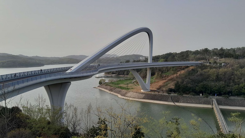 Vista del puente y el lago de Tianmu.