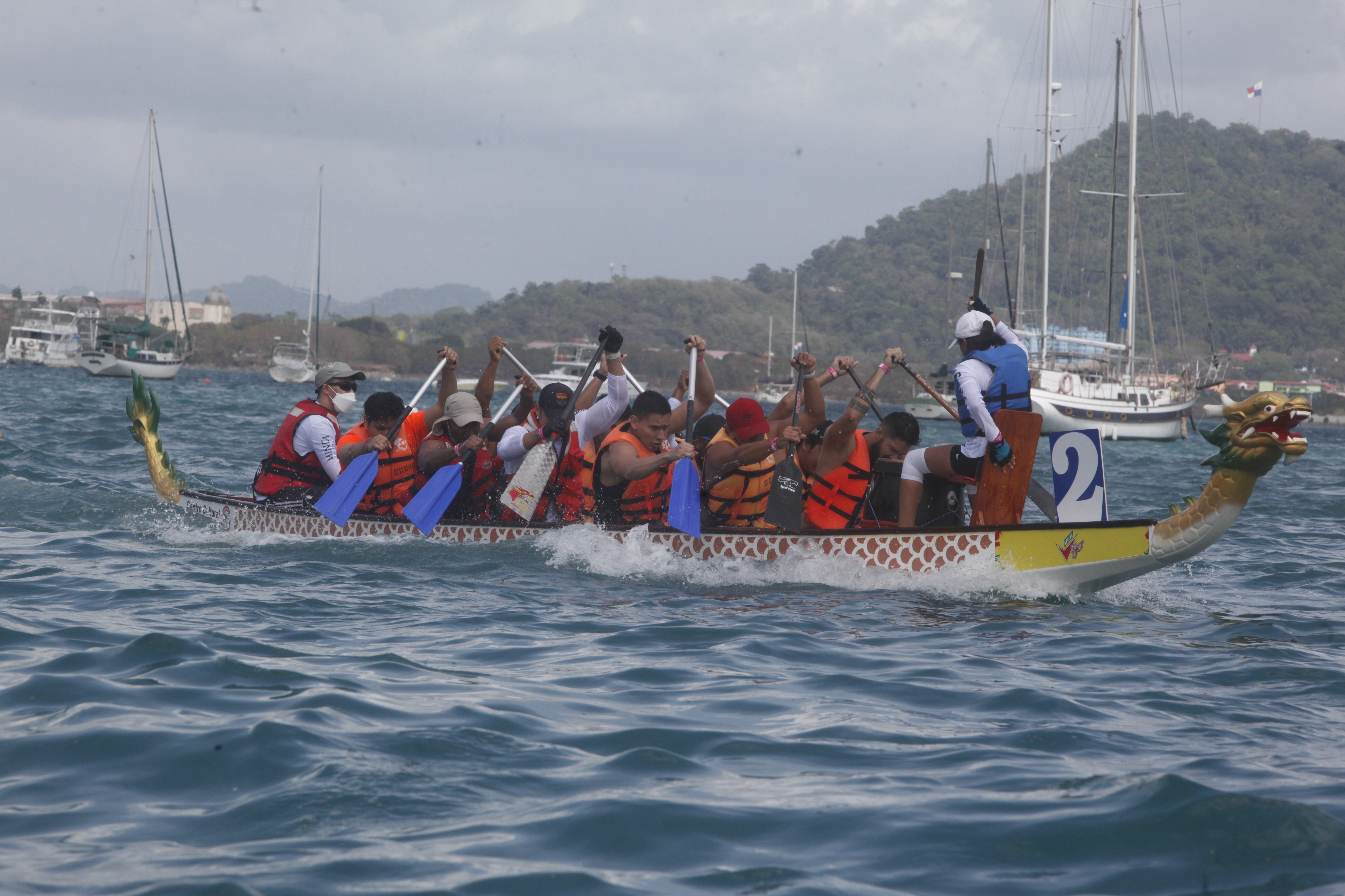 Botes de dragón emocionan al ritmo de tambor en la Bahía de Panamá | Critica