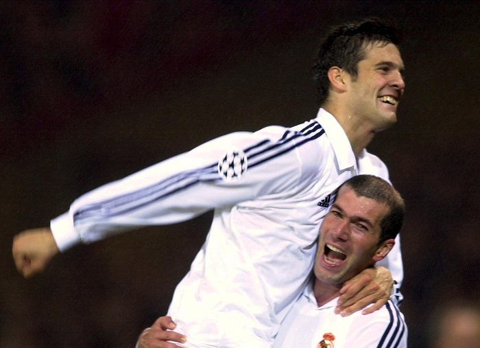 Solari y Zidane celebran un gol con el Real Madrid en 2002.