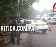 La víctima siguió conduciendo y paró en un área segura en donde fue auxiliado por la Policía. Imagen Landro Ortiz