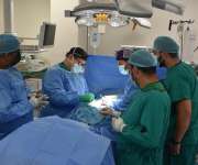 Ciudad de la Salud realiza primera cirugía en la región con moderno equipo “Arco en O”.