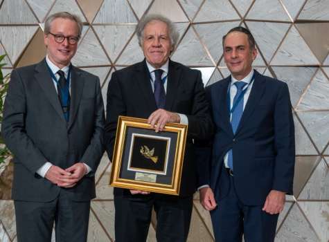 El reconocimiento al Secretario General de la OEA fue entregado por Max Joe Harari, presidente del Consejo Central Comunitario Hebreo de Panamá y Alan Perelis, presidente del Congreso Judío Panameño.