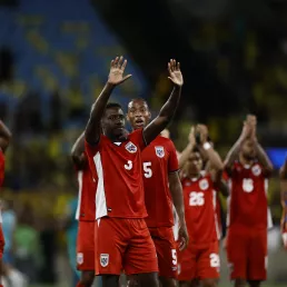 Jugadores de Panamá reaccionan este domingo, al finalizar el partido amistoso previo al Mundial 2026 entre Brasil y Panamá en el estadio Maracaná, en Río de Janeiro (Brasil). EFE/ André Coelho