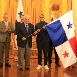 El presidente de la República, José Raúl Mulino, entregó el pabellón nacional al jugador Erick Davis, uno de los capitanes de la Selección Nacional Mayor de Fútbol.