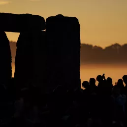 Decenas de miles de personas observan el amanecer durante las celebraciones del solsticio de verano en el antiguo monumento de Stonehenge en Wiltshire, Reino Unido. El solsticio de verano ocurre cuando uno de los polos de la Tierra tiene su máxima inclinación hacia el Sol. El festival anual en el círculo de piedras de 5.000 años atrae a multitudes para marcar el día más largo en el Hemisferio Norte. 