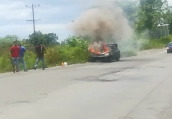 Se incendia vehículo en Bocas del Toro