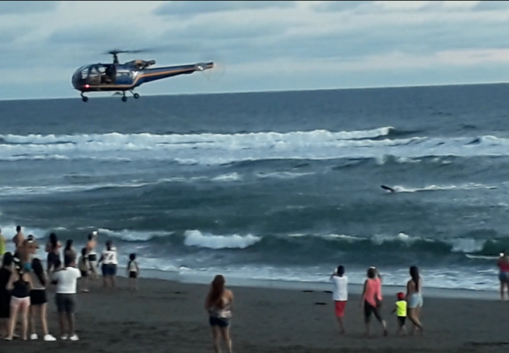Piloto salva a bañista en la playa La Barqueta