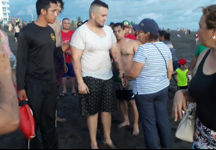 Piloto salva a bañista en la playa La Barqueta