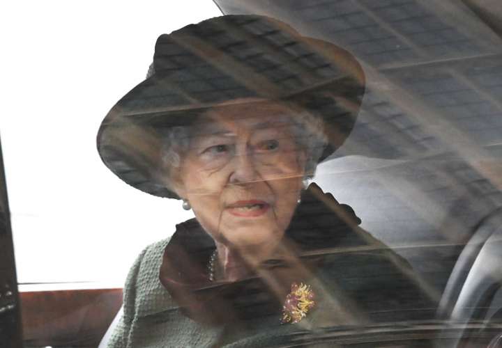 Isabel II no asistirá a las fiestas en los  jardines de Buckingham