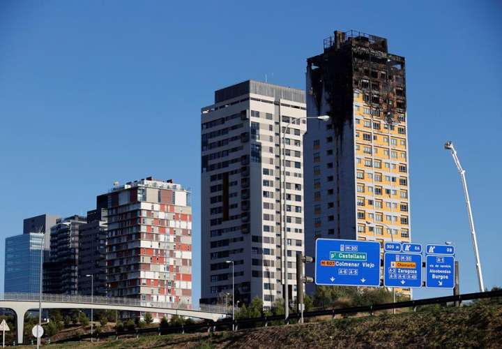  Un gran incendio devora los pisos superiores de una torre del norte de Madrid