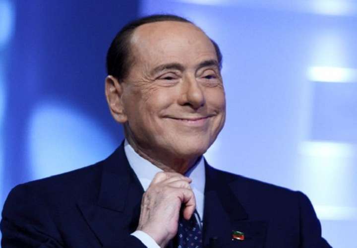 Berlusconi promete un bus lleno de prostitutas a jugadores si ganan