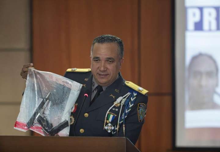  El director de la Policía Nacional Dominicana, Ney Aldrin Bautista Almonte, exhibe la pistola con la que se disparó al expelotero dominicano David Ortiz.