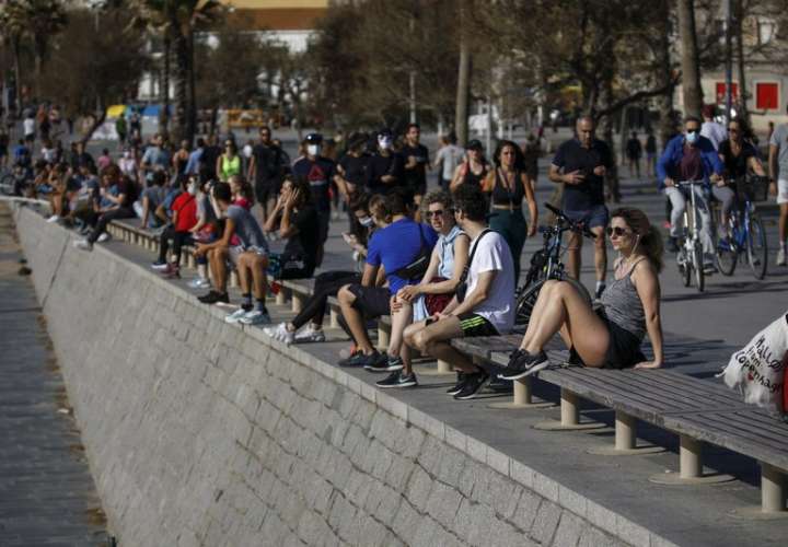Españoles hacen su primer ejercicio al aire libre en semanas