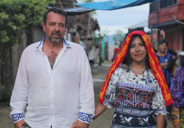 Ana Blanco se casa con su "papucho" bajo las normas gunas