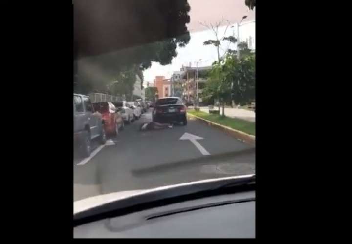 Mujer es arrastrada por vehículo en marcha (Video) 
