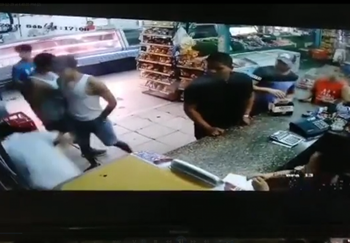 Así fue como un comerciante defendió su local y baleó a dos delincuentes (Video)