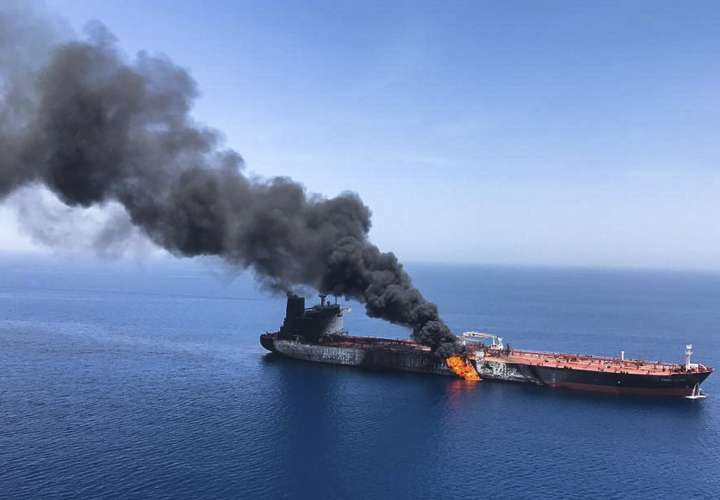 Un asalto que dejó a uno de los petroleros en llamas y a la deriva mientras que los marineros fueron evacuados de ambos buques. AP