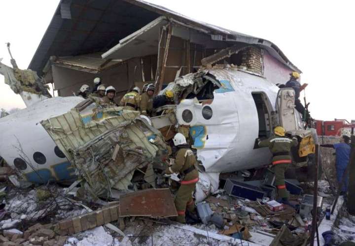 Se estrella avión en Kazajistán; 12 muertos