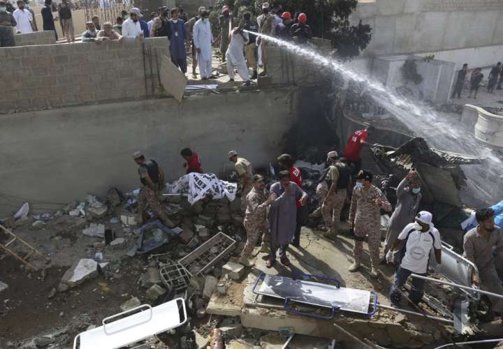 Cae avión de pasajeros en Pakistán; más de 100 muertos