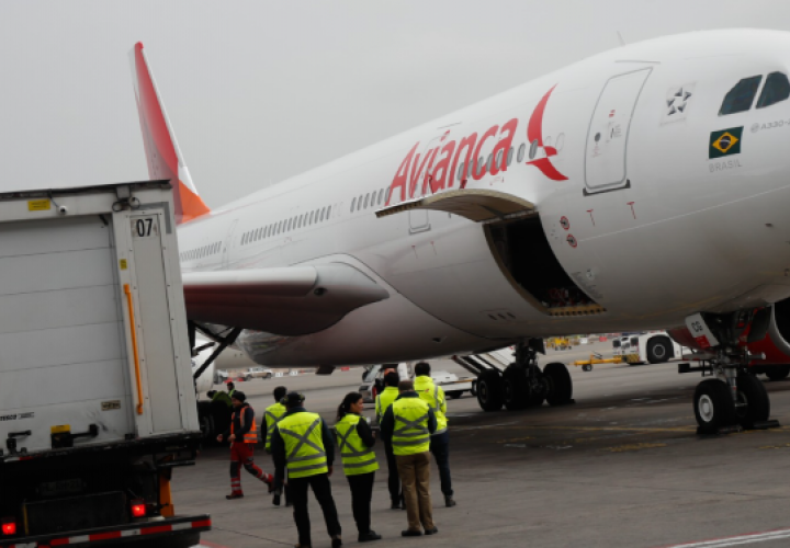 Encuentran dos cadáveres en un avión que llegó de Chile a Colombia