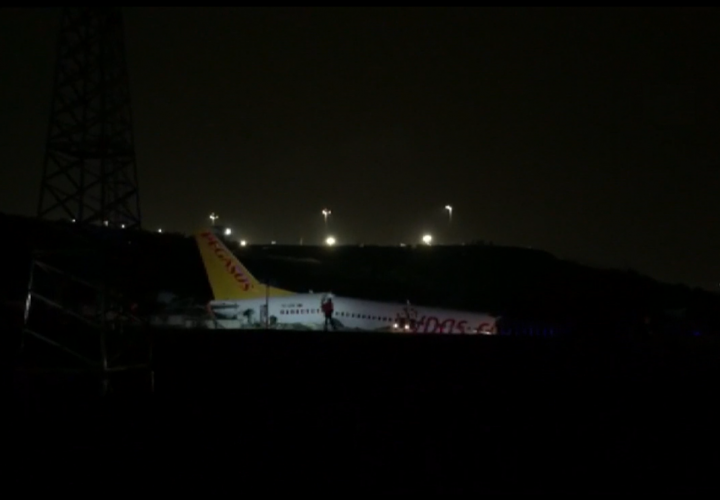 Avión se sale de la pista al aterrizar y se parte en 3 en Turquía (Video)