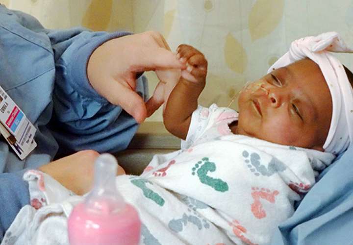 En esta fotografía de abril de 2019 facilitada por el Hospital Sharp Mary Birch para Mujeres y Recién Nacidos en San Diego, California, ve a una bebé que nació en diciembre de 245 gramos (unas 8,6 onzas). (Sharp HealthCare vía AP)