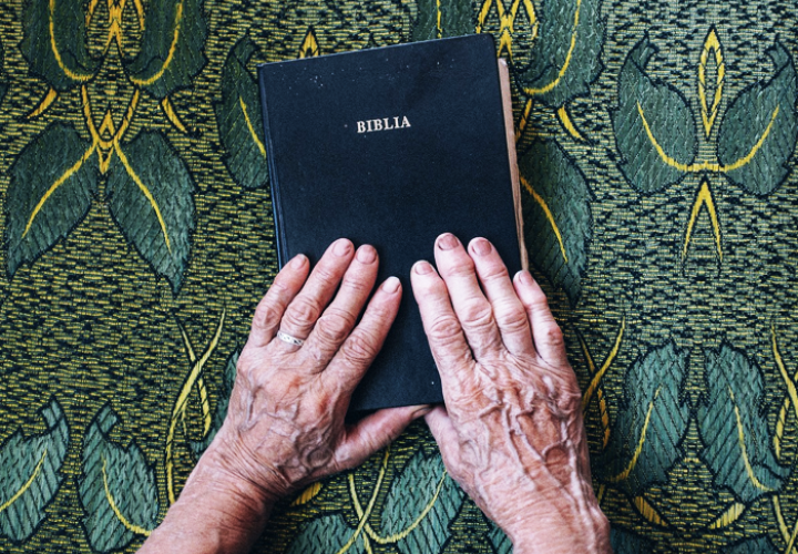Encuentran cuerpo en estado de descomposición con una Biblia en su mano 