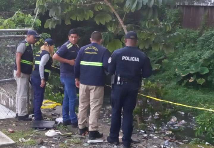 El cadáver estaba en la quebrada que se ubica bajo estación del metro de San Miguelito. Foto: Alexander Santamaría