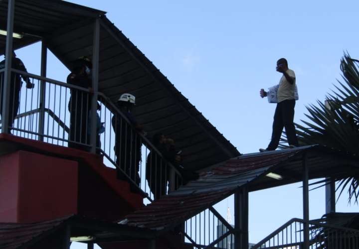 Trabajador se baja del puente después de dos horas de protesta 