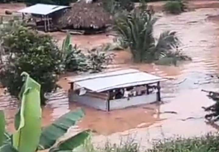 El río se llevó una casa en Darién; los residentes saltan al agua para salvarse 