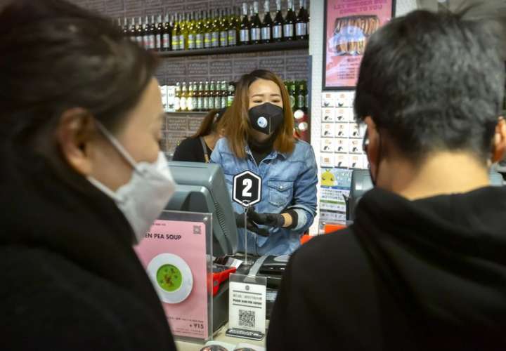 China reporta descenso en casos de virus; muerte en Francia