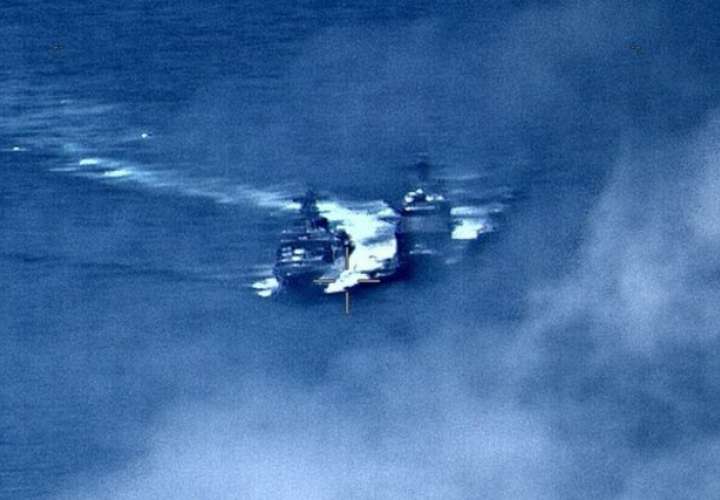 En esta imagen proporcionada por la Marina de los Estados Unidos, un destructor ruso, a la izquierda, navega muy cerca del USS Chancellorsville, a la derecha, mientras operaba en el Mar de Filipinas. AP