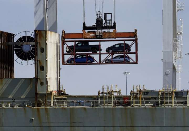 Una grúa que transporta vehículos opera en un portacontenedores en el Puerto de Oakland, en Oakland, California.  AP