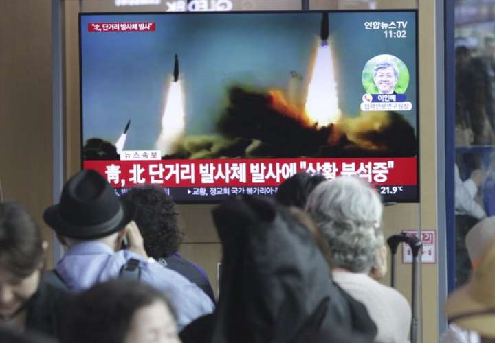 Corea del Norte lanza dos cohetes hacia el mar, dice Seúl