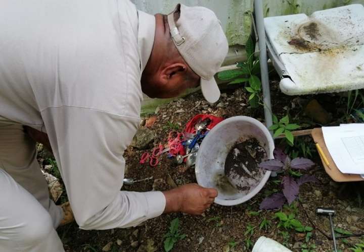 Minsa realiza operativos para orientar a las personas sobre la importancia de eliminar criaderos de mosquitos.