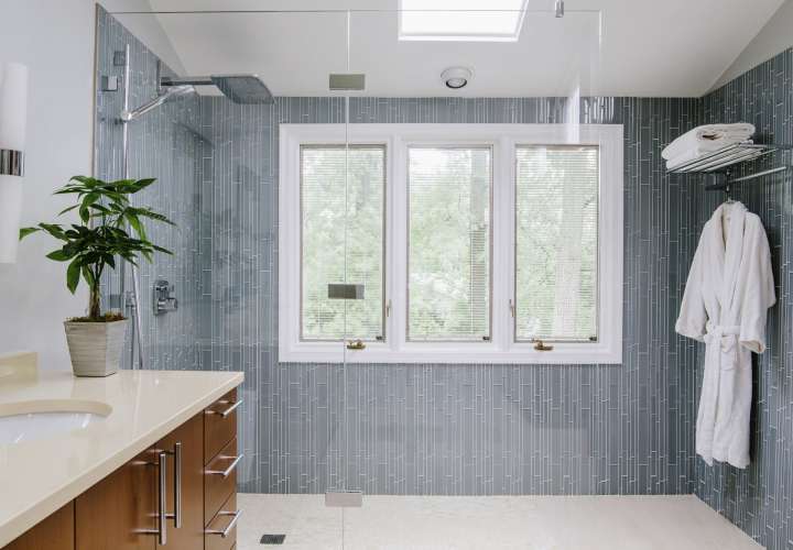 La diseñadora de interiores Nadia Subaran dice que los propietarios de viviendas cada vez más quieren duchas con mampara de vidrio en las que puedan caminar directamente sin ningún paso ni puerta, como se ve en este diseño de Aidan Design. AP