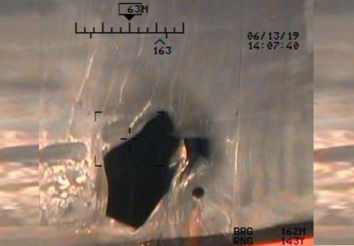 Esta imagen muestra lo que la Armada dice que es un daño por explosión en el buque motor M / T Kokuka Valeroso, consistente con un ataque a una mina de lapa. (Departamento de Defensa de los Estados Unidos a través de AP)