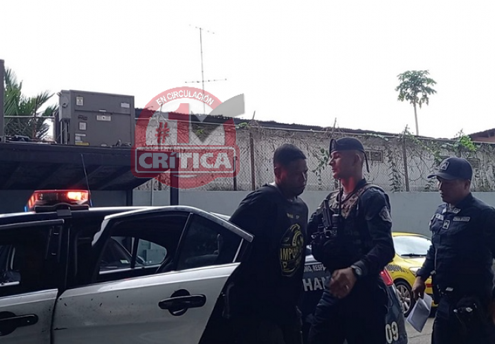 David Gómez Luna, quien fue aprehendido por la Policía Nacional, luego de que fuera sometido por varios estudiantes. Foto: Landro Ortiz