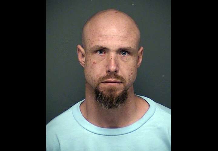 La policía de Tucson dice que David James Bohart fue liberado del complejo penitenciario del estado de Tucson el lunes 19 de noviembre de 2018, y está acusado de matar a una mujer el mismo día. AP