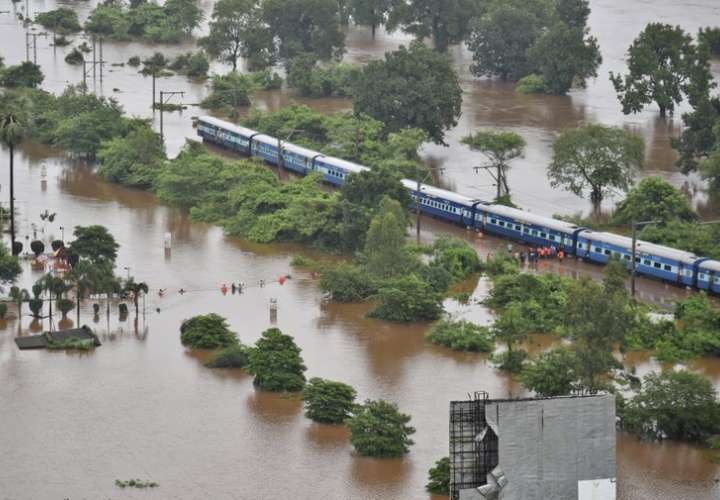 Rescatan a 700 pasajeros de tren inundado en India