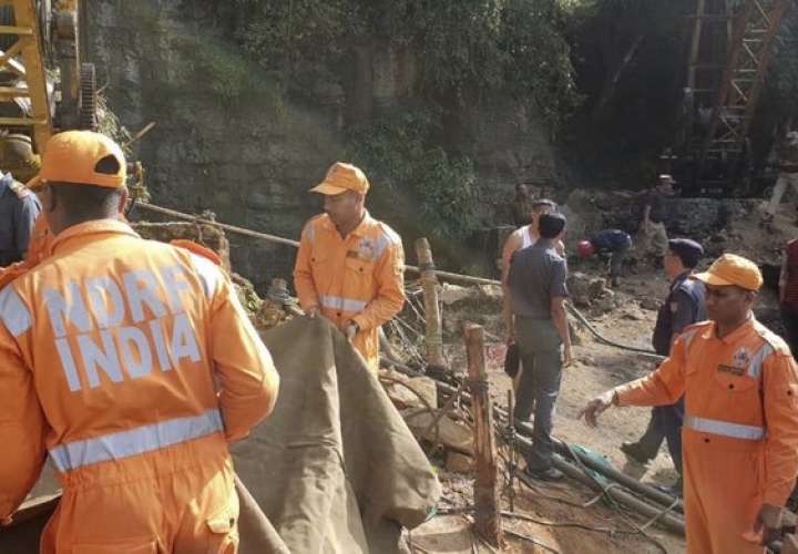 Equipos de rescate trabajan una mina de carbón que se derrumbó en Ksan, estado nororiental de Meghalaya, donde 13 mineros están desaparecidos y se teme que hallan muerto tras el colapso de un pozo y la inundación del lugar. AP