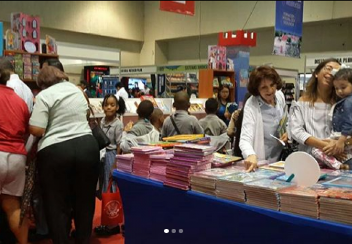 Jóvenes abarrotan Feria Internacional del Libro