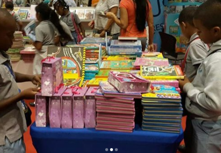 Jóvenes abarrotan Feria Internacional del Libro