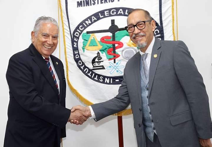 Dr. José Vicente Pachar Lucio (der) y el director general del Imelcf y Dr. Juan Bosco Bernal, rector de Udelas (izq).