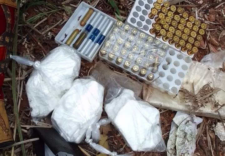 La droga y municiones se encontraban en medio de un área boscosa. 